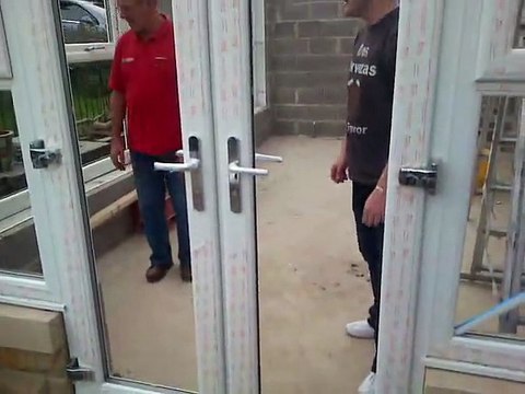 Camı olmayan kapıdan içeri giremeyen köpeğin komik halleri