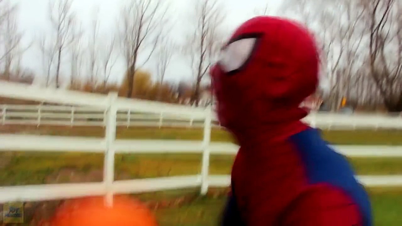 Evil Elsa KIDNAPS SANTA CLAUS! w_ Spiderman Frozen