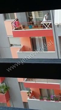 Gruaja ia mbledh burrit 8 me 2 para gjithe lagjes
