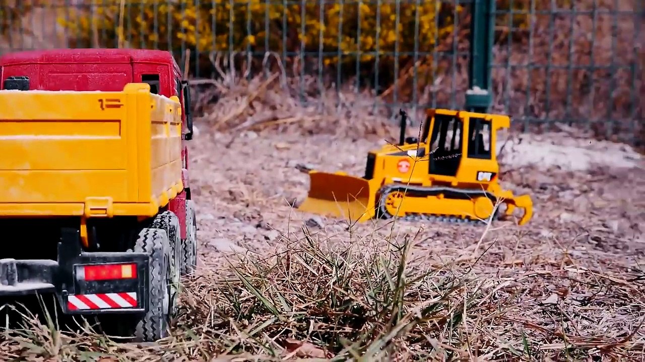 Dessin animé avec voitures. Jeu éducatif de plage et de sable. Camion et sous-marin à la p