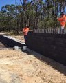 Quelque chose d'inattendu se produit lorsque ces travailleurs utilisent des briques comme dominos
