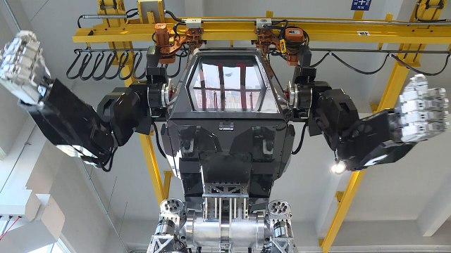 Robô gigante dá seus primeiros passos