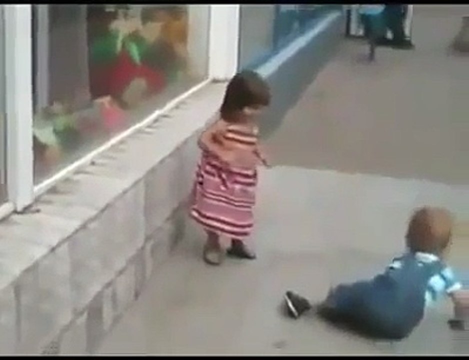 دلچسپ ویڈیو ۔۔ بچہ کیا کرنا چاہتا ہے بچی کے ساتھ ۔۔ اور بچی کا ردعمل کیا ہوتا ہے