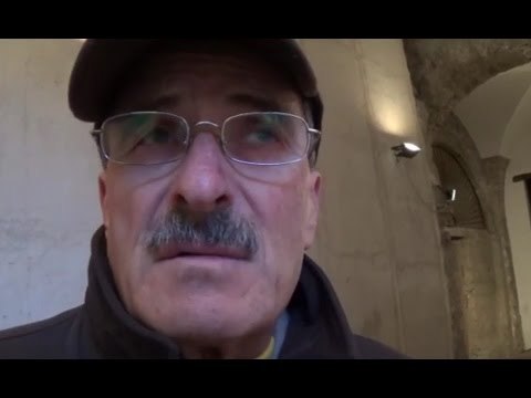 Aversa (CE) - Nicchia al cimitero, niente manutenzione. Segnalazione al sindaco (19.12.16)