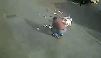 Para dolu çantayı düşürdü: Rüzgar paraları uçurdu