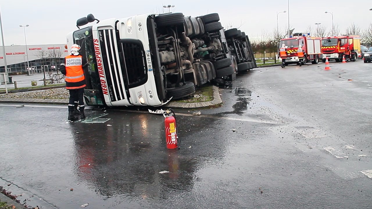 Beauvais : le camion se couche au giratoire Brisson