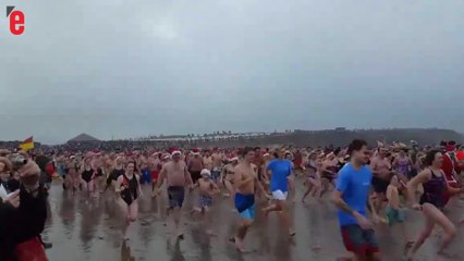 Des courageux du monde entier se baignent dans l'eau glacée pour Noël