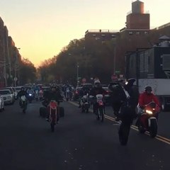 Petit cortège de moto cross.