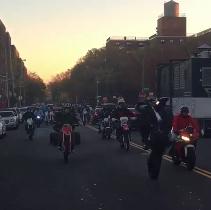 Petit cortège de moto cross.