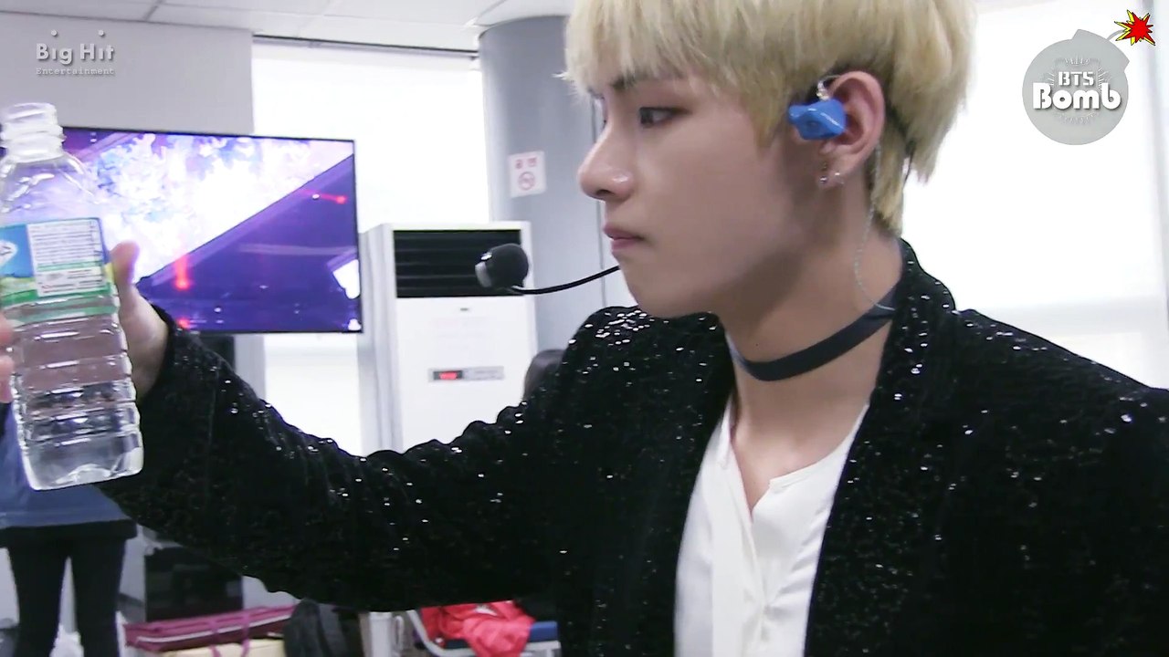 BTS[방탄소년단] V's new game (Feat. a water bottle)