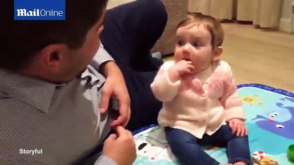 Vogëlushja nuk pushon së qeshuri sa herë që babai i saj flet