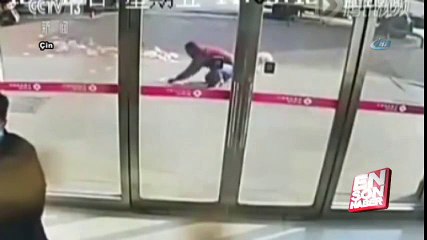 Elindeki çantayı yere düşürdü paralar etrafa saçıldı | En Son Haber