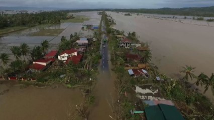 Télécharger la video: Philippines: Images impressionnantes après le passage du typhon Nock-Ten