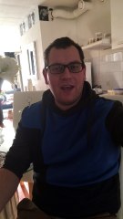 mijn lieve zoon zingt het nummer mee Piano man 