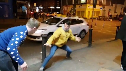 Deux jeunes s’amusent à imiter Conor McGregor dans une rue de Dublin lorsqu’ils ont une belle surprise d