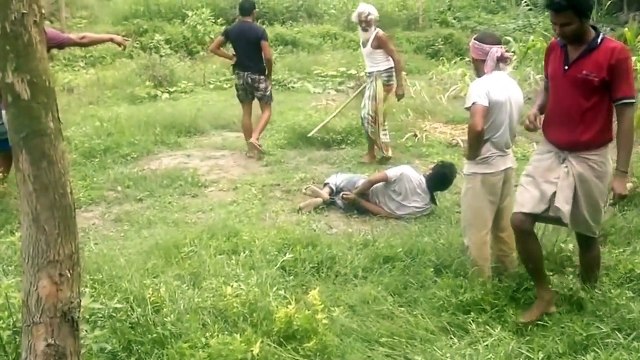 ভিডিও টি দেখলে আপনি নিজেকে ঠিক রাখতে পারবেনা । বুড়ো চাচা তার গাঁজাখোর ছেলেকে কিভাবে সাজা দিলো দেখুন...