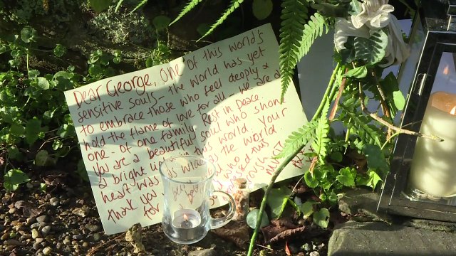 George Michael : fleurs et bougies devant sa maison à Londres