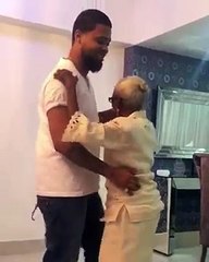 lapiz conciente bailando con su abuela Palin en Noche buena