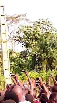 UNE SORCIERE se retrouve coincé dans les hautes tensions après un voyage noctune!