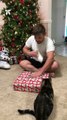 Il se fait attaquer par son chat alors qu'il ouvre son cadeau de noël