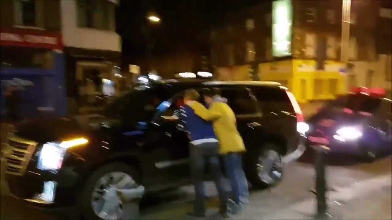 Ils imitent le boxeur Conor McGregor dans les rues de Dublin et devinez qui s'arrete en voiture...