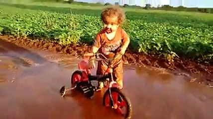 On a tous rêvé de le faire : se baigner dans une flaque de boue