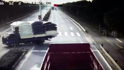 Download Video: Ce gamin se fait percuter par un camion et s'en sort miraculeusement