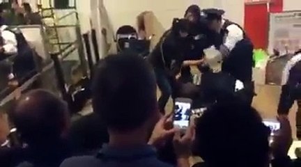 angry Chinese tourists go on rampage at airport, 2016 Chrismas, Sapporo, Japan