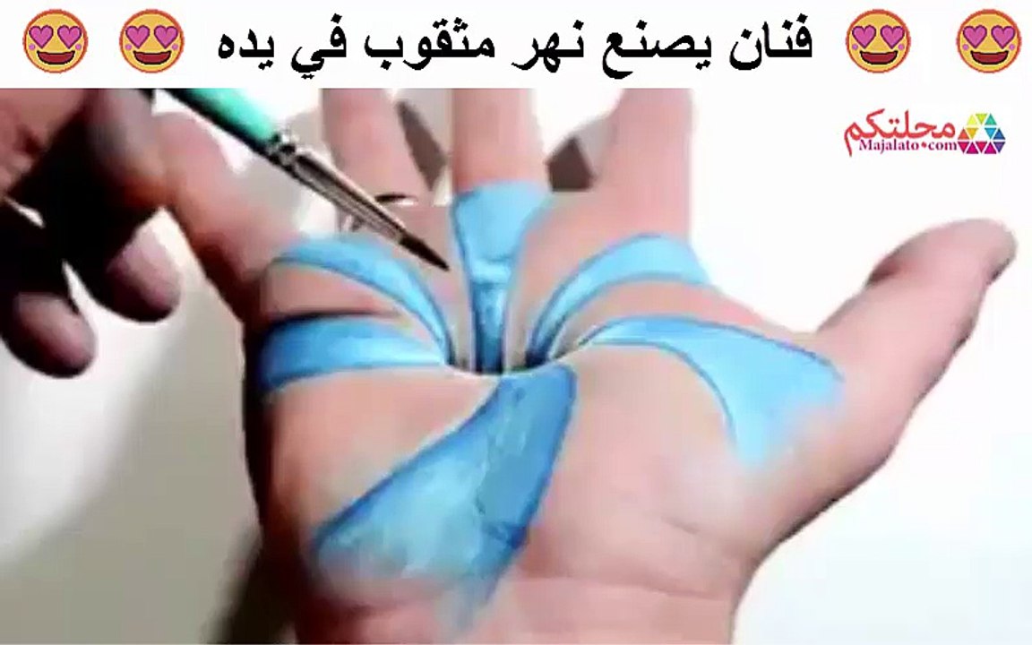فنان يصنع نهر مثقوب في يده