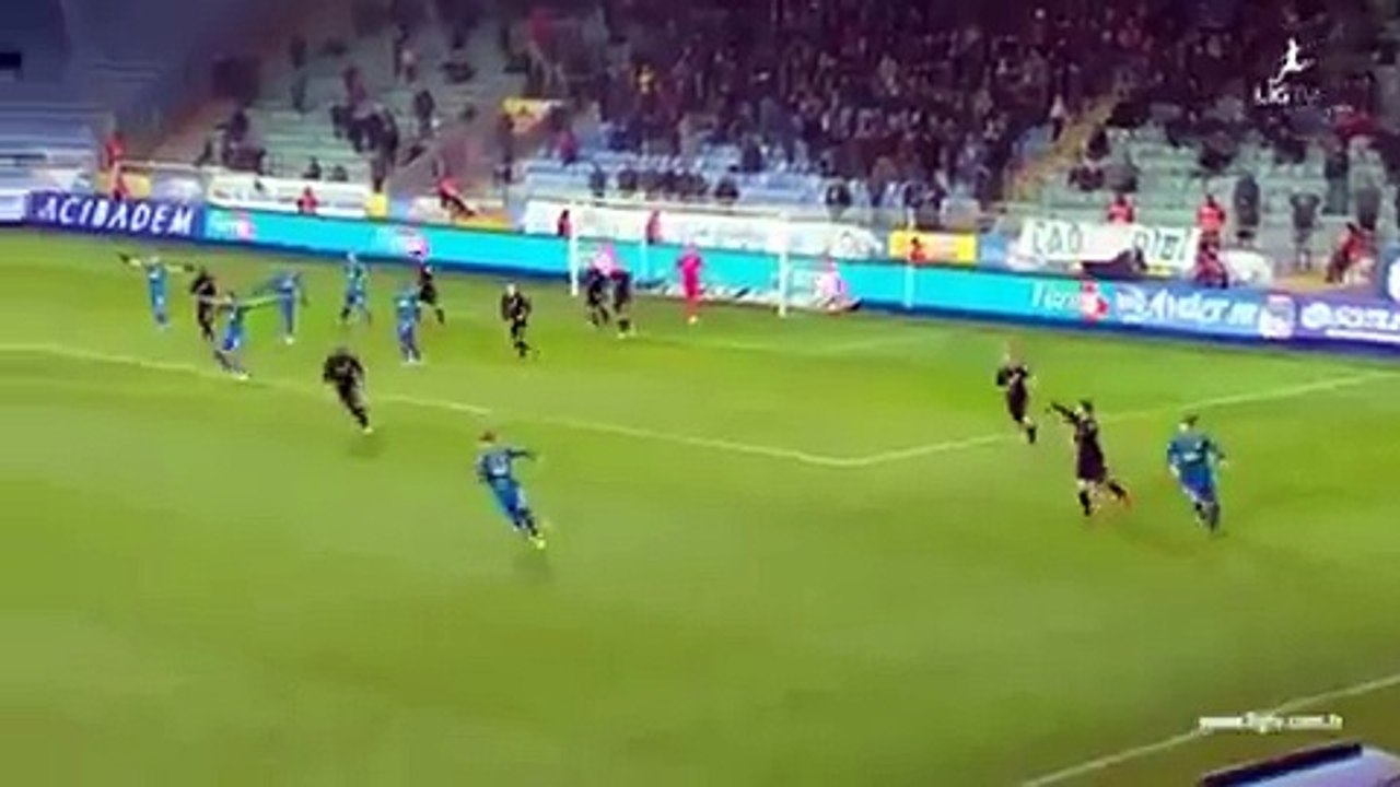 Árbitro assinala penalty por mão ... do Guarda-Redes