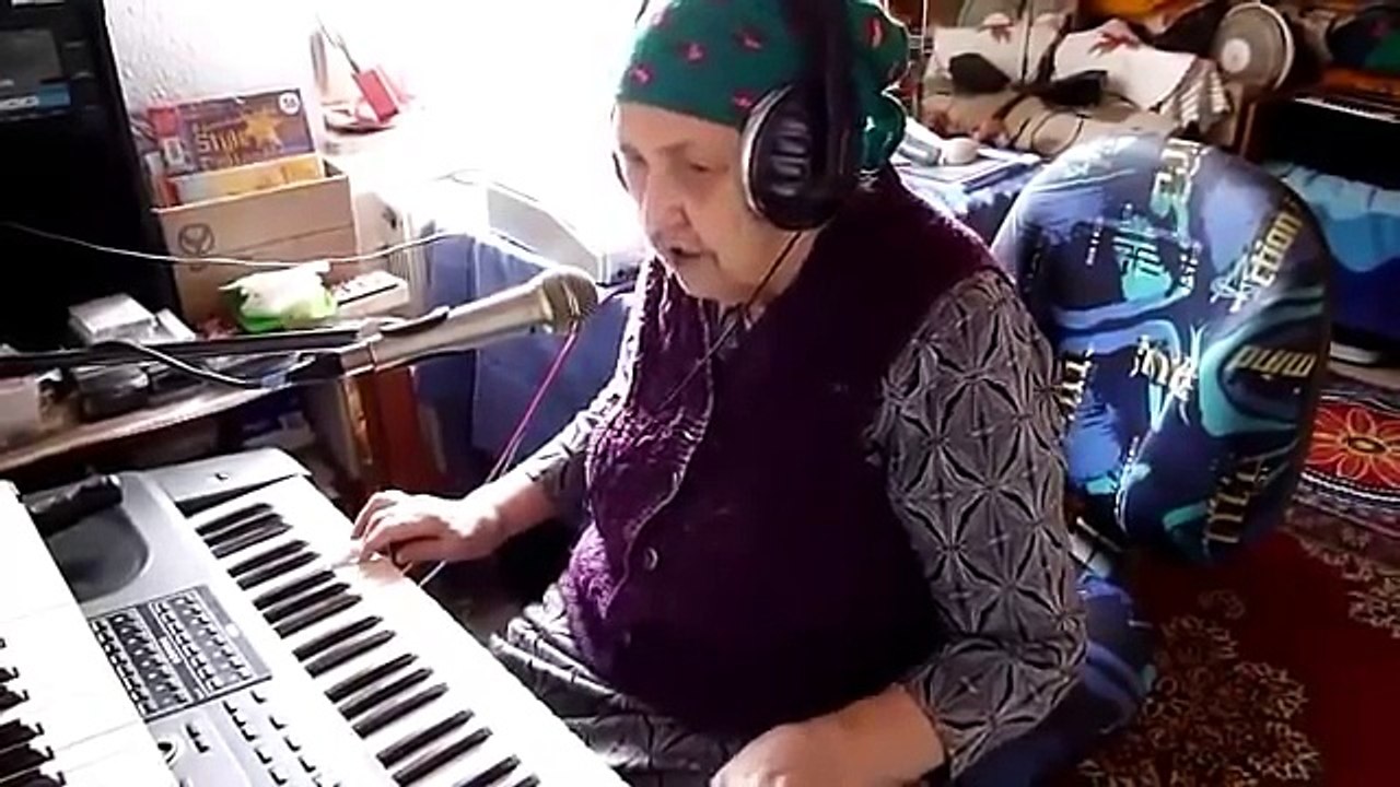 Это нечто неповторимое! Бабушка (90+ лет), которая поёт ангельским голосом! Невероятно!!! Вы только послушайте ее…
