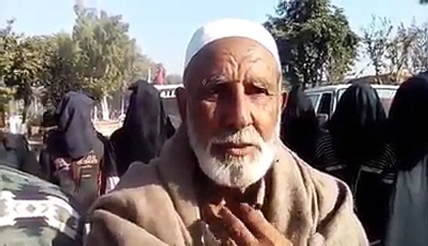 رقم کی برآمدگی پر خوشی سے آبدیدہ ڈسٹرکٹ پولیس آفیسر کا شکریہ ادا کیا