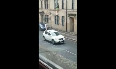 Deux écossais nus se battent en pleine rue.
