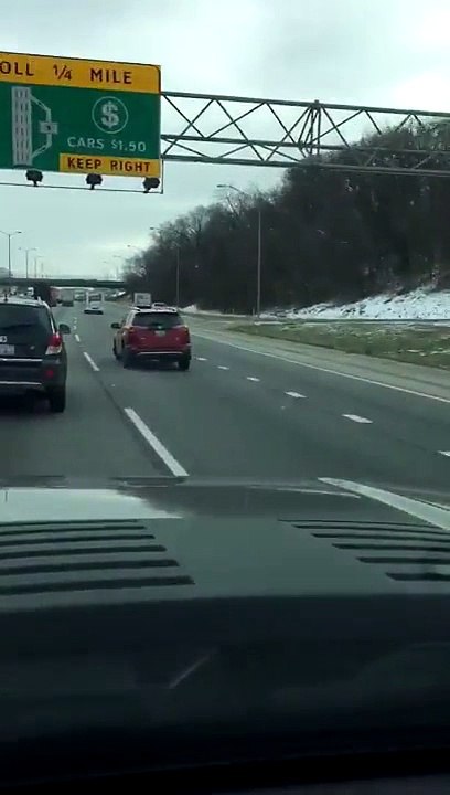 Regardez ce qu'il se passe quand une voiture pète un pneu et continue à rouler !
