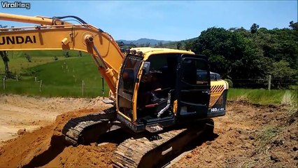 Cette grue creuse un trou mais quand vous verez qui conduit l'engin .... ! WOW