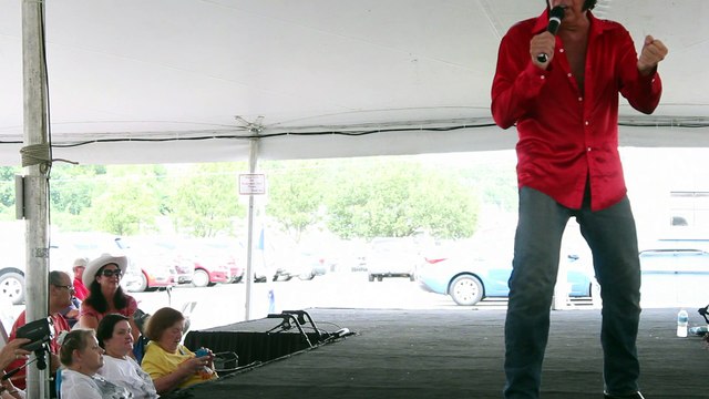 Richie Santa sings 'Trying to Get To You' Elvis Week 2016