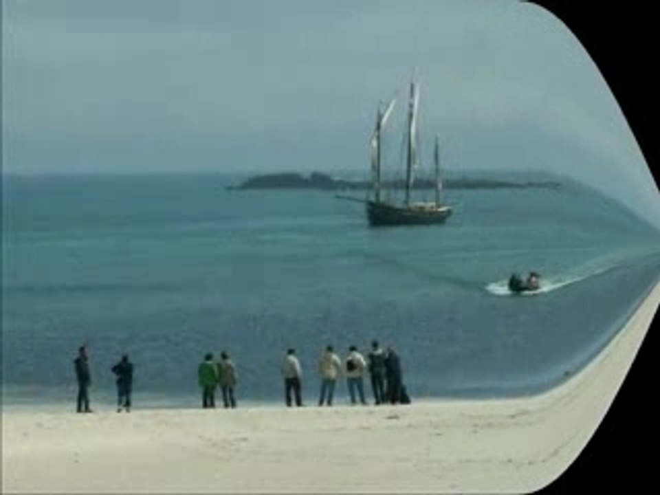 dauphin et Corentin en navigation pres des iles