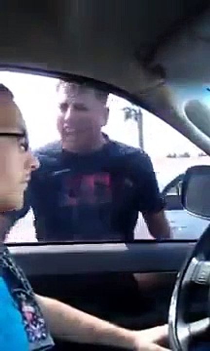 Il se fait engueuler comme une merde pendant 2 minutes mais ne réagit pas ! Trop drole !