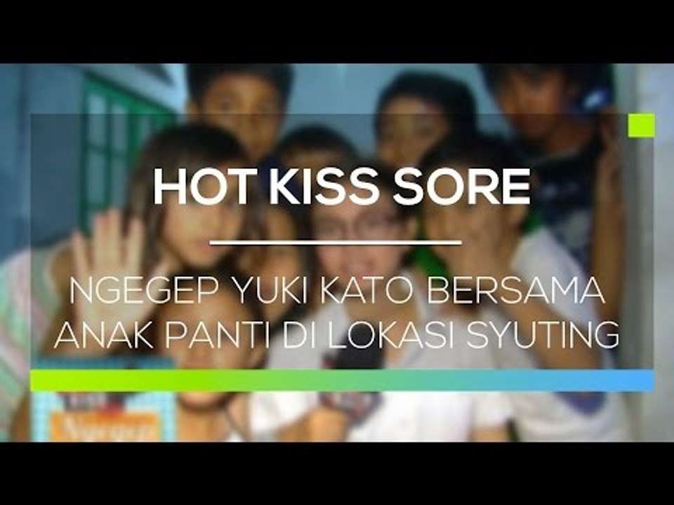 Ngegep Yuki Kato Bersama Anak Panti di Lokasi Syuting - Hot Kiss Sore