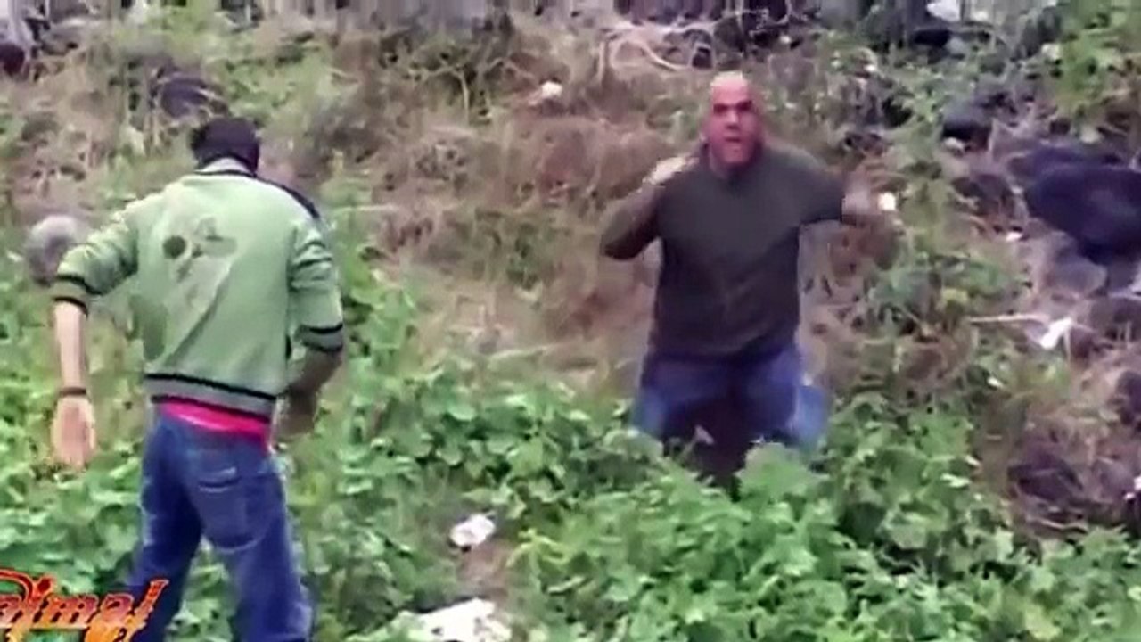 unbelievable_!!_Spain_s_sports_challenge_the_fierce_bull_horns_to_chase_people_t