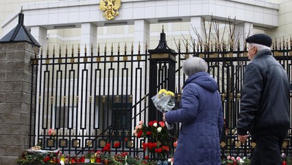 Los equipos de emergencia rusos continúan recuperando restos del avión siniestrado