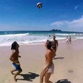 plaj futbolu oynayan köpek