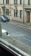 Un homme nu saute par la fenêtre pour aller se battre dans la rue...