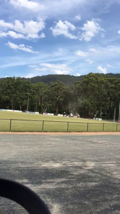 Une tornade de poussière se forme sur ce terrain de sport