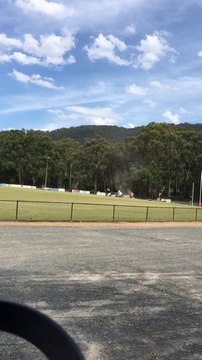 Une tornade de poussière se forme sur ce terrain de sport