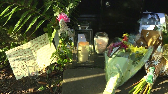 George Michael : fleurs et bougies devant sa maison à Londres