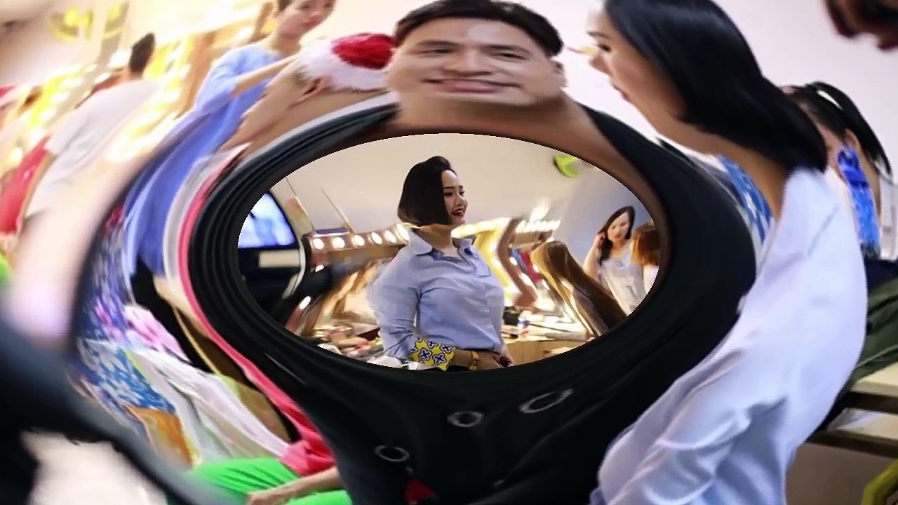 Miu Lê bất ngờ ôm và hôn lên trán Hứa Vĩ Văn