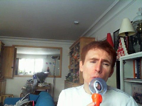 Wiwi égratigne let me in your heart again de Queen