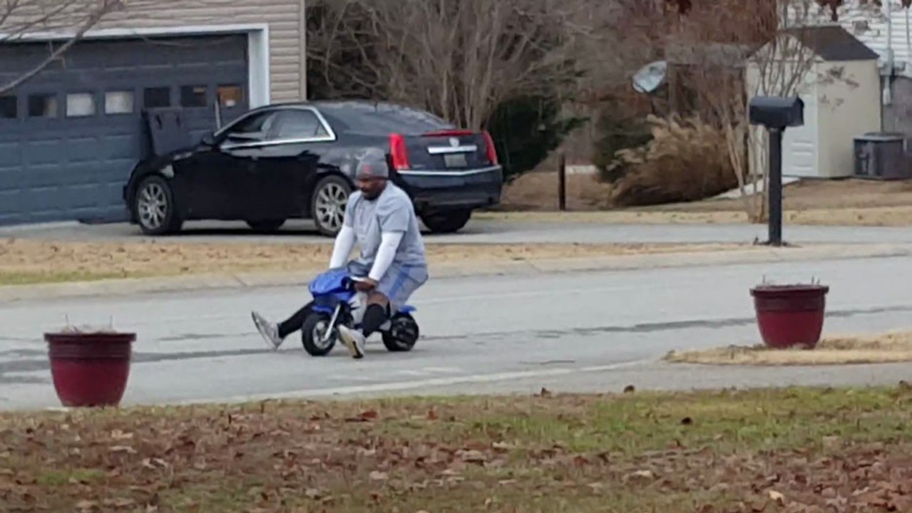 Un gros sur une pocketbike.. Pauvre moto..