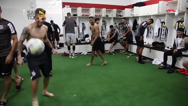 Bastidores: Jogadores do Santos mostram bom humor e habilidade no vestiário by LANCE!TV